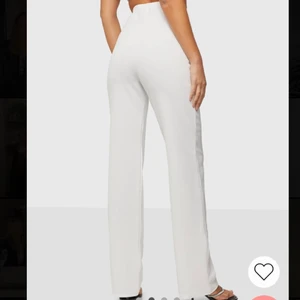 Vita kostymbyxor - Säljer ett par långa fina kostymbyxor från Nelly💕 köpt för 300kr, storlek xs men passar både S och M💕