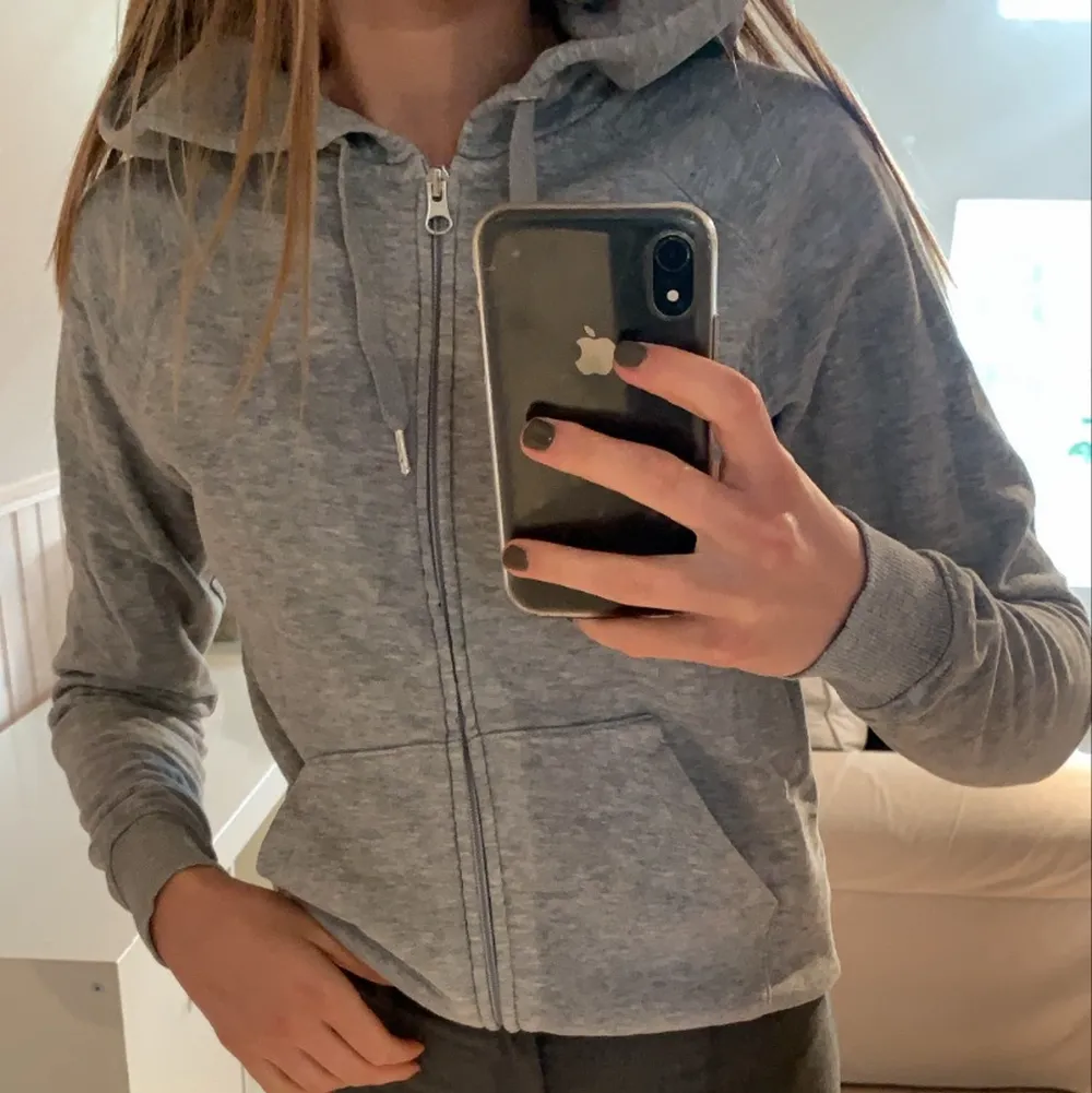 Säljer min gråa zip hoodie. Använd ett fåtal gånger och är därför i bra skick. Köpare står för frakt.🤍. Hoodies.
