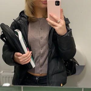 Kofta från Hm - Säljer denna jätte fina beige/grå kofta från hm då jag tyvärr tröttnat lite på den💫💫💫