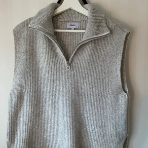 Väst med dragkedja  - En grå stickad väst med dragkedja från only