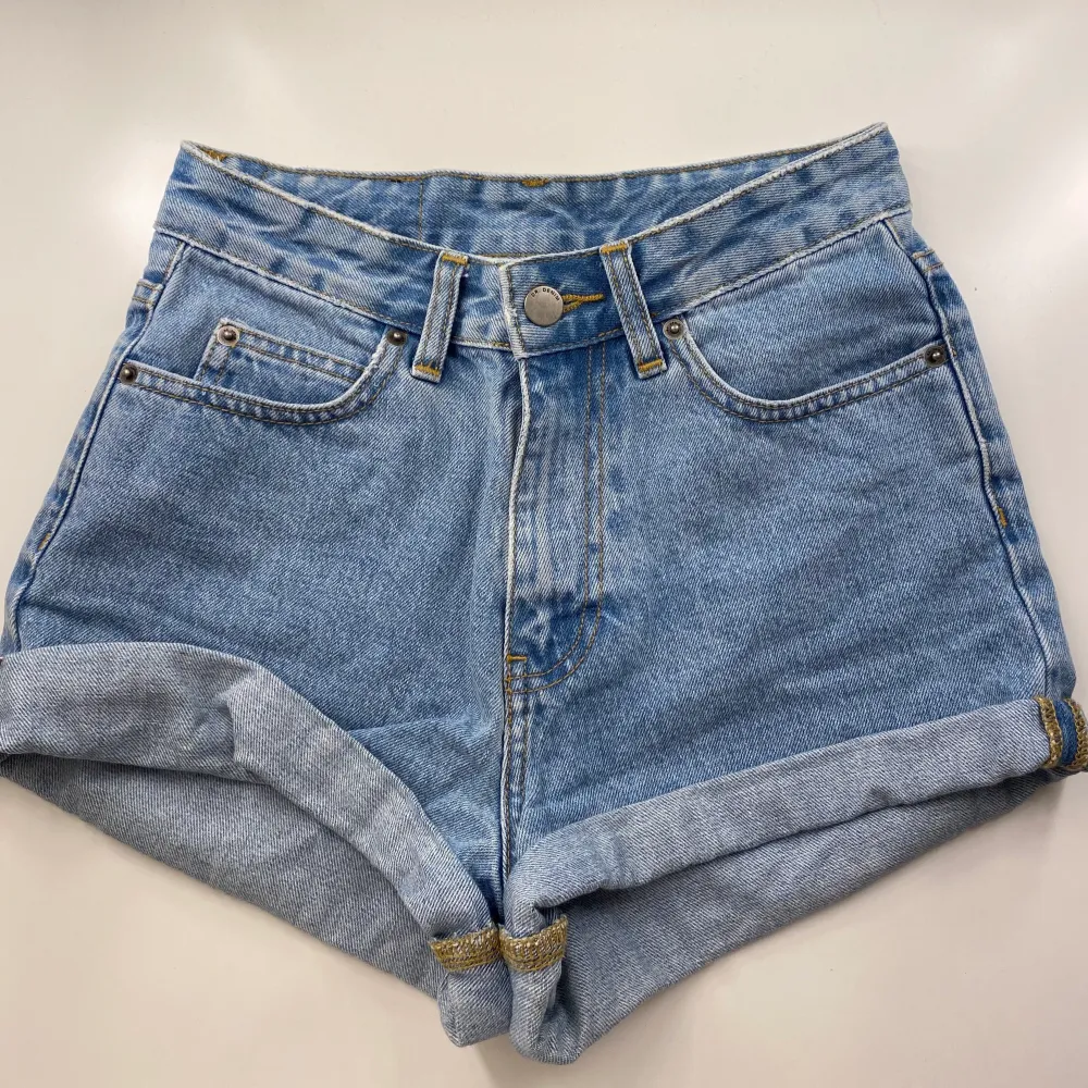 Ljusblå jeansshorts från Dr Denim. Sista bilden visar färgen på shortsen bäst. Storlek 24 🤍 Säljer för 70kr + frakt 66kr. Shorts.