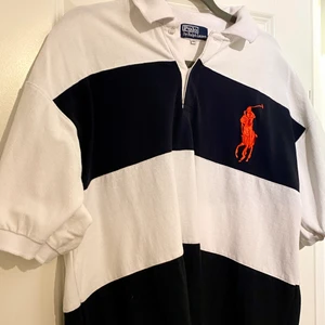 Ralph lauren tröja  - Säljer denna Ralph Lauren tröjan med krage, endast andvänd några gånger. Snygg som oversized. Inga defekter. Tyget är åt det ”tunga” hållet.  Skriv vid intresse av köp.