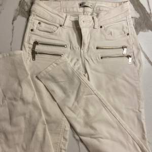 Vita skinny jeans från Ginatricot med snygga silver detaljer. Storlek 34✨