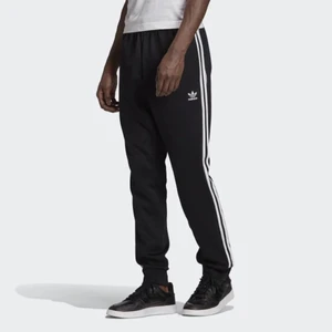 Adidas track pants - (Inte mina bilder!!) Helt oanvända byxor från adidas. Ordinarie pris: 649kr. Skriv vid intresse:) fraktkostnaden kan ändras då jag inte är säker på hur mycket det kommer kosta