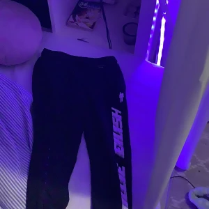 H&M billie ellish - Fina billie ellish byxor från H&M