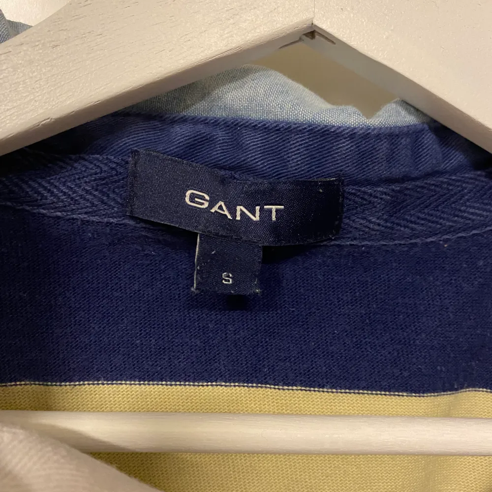 Säljer en gulblå GANT rugbytröja i stlk S. Köpt för 1199kr i GANT butik. Inte använd så mycket, bra skick. Jag står inte för postens slarv.. Skjortor.