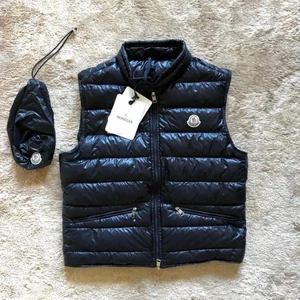 Moncler väst  - Moncler väst navy till salu. 9/10 inga flaws på den, (den är bara använd) kvitto, påse, tag alltså allt og. Moncler storlek 2. Tar helst swish men går och lösa på andra sätt. Jag fraktar spårbart. Mvh Alex
