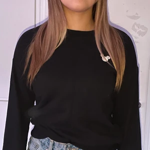 Svart tröja  - Svart tröja med tryck vid bröstet, super fin och skön. 