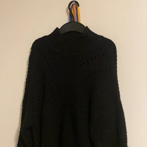 SHEIN/HM - Stickade tröjan 50 kr st M Jackan från Hm 200 kr Flannel jacka från Shein 150 kr st XS sammanlagt 400 kr