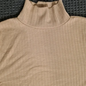 Beige polotröja, storlek S  - Beige polotröja Storlek S Frakt tillkommer, 48kr