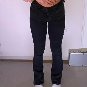 Lågmidjade bootcut jeans  - Superfina svarta lågmidjade bootcut jeans från zara. Har använt några gånger. Dom är i storlek 36. Säljer dom nu för att dom bara ligger i garderoben. Flärparna har tyvärr gått av på höger och vänster sida men går att sy fast. 