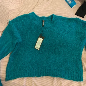 Grön stickad kort tröja! - Skönt material, ganska kort som en magtröja. Bra skick och knappt använd.