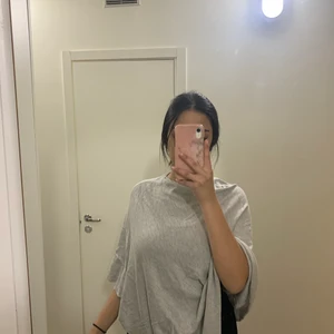 Poncho strl M - En jätte fin grå poncho, knappt använd! Lång både på framsidan och baksidan. Jätte mysig och passar i allt!