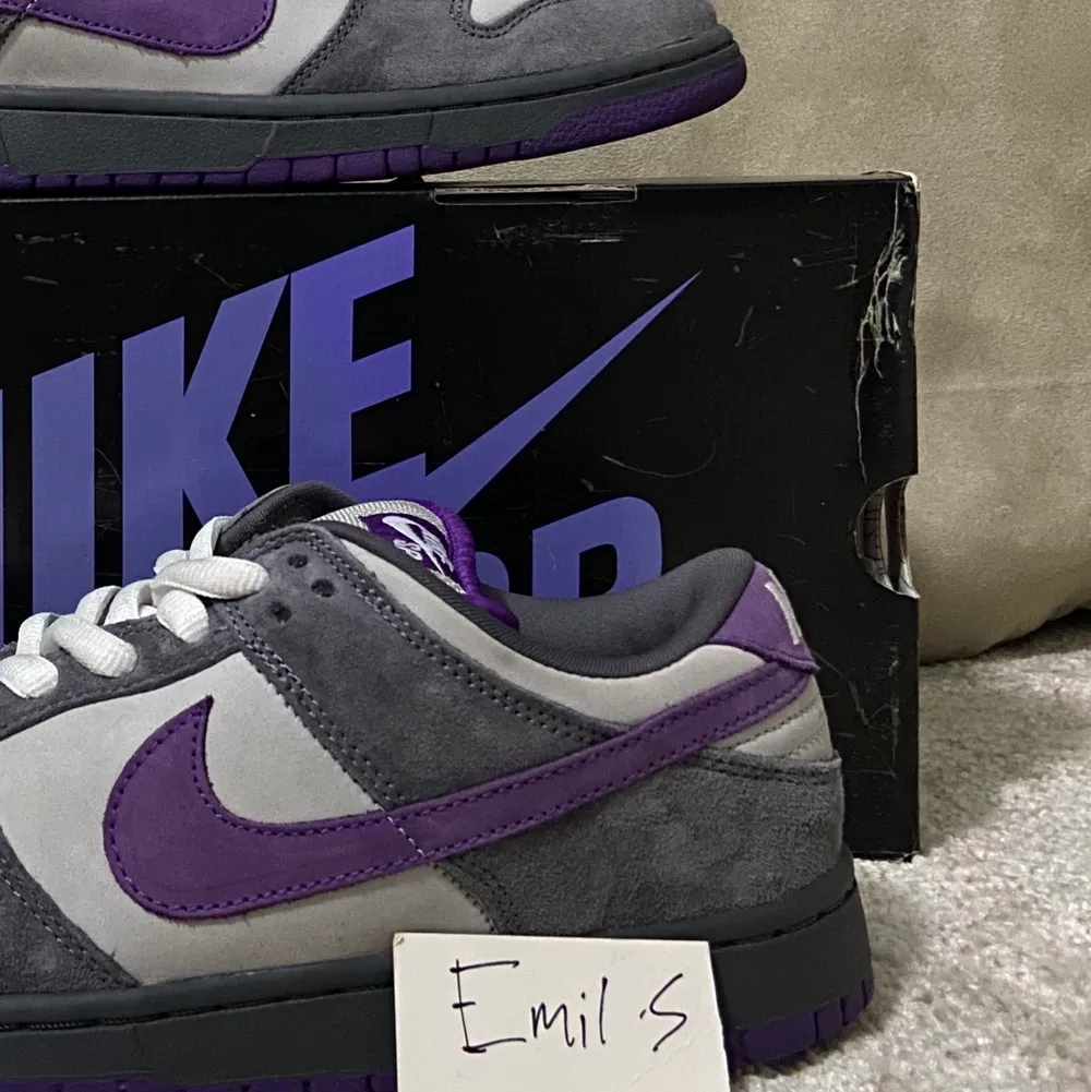 Pre owned Nike SB dunk ”purple pigeon”. Denna sko syns sällan till, framförallt i detta skick. Släppta 2006 och har aldrig restockat. All og finns.. Skor.