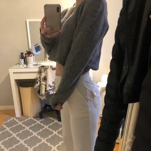 Stickad tröja strl 36 - Säljer denna stickade tröja pågrund utav att den inte kommer till användning💫aldrig använd, nypris 499 kr. (Köparen står för frakten) Frågor eller vill ha mer bilder kontakta mig!