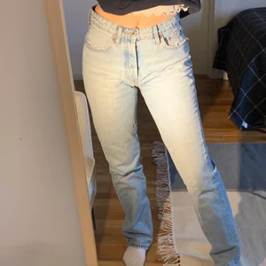Zara jeans - !lägger upp igen! Midrise jeans i en superfin ljusblå färg. Nyskick, nästan aldrig använda. Inga skador. Kontakta mig för frågor/bilder!💗 Passar bra på mig som är 36/38 i byxor!
