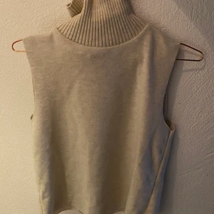 Zara Polo Väst  - En jättefin väst från zara som är helt ny med prislapp kvar. Säljer för att jag insåg att jag hade tagit en för stor storlek och har nu tappat bort kvittot. Köptes för 200kr och säljer lite billigare. 