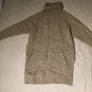 Grå tjock tröja  - Bekväm, den har typ aldrig ha använts men den är gammal.