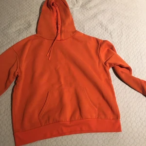 Röd Hoodie  - Har inte används alls, är helt ny. Hoodien är inte jätte tjocka men är fortfarande varm. Jag brukar vara säker på storlekar men den här hoodien jag är inte säker på hur stor den här så förlåt om det blir lite fel med storleken.