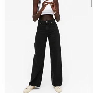 Svarta yoko jeans - Svarta jeans från monki. Fin modell men de är för små för mig. Köpta för ett år sedan. Nypris 400kr.