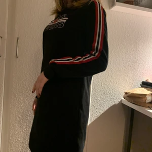 En härlig lite tjockare klänning. - Pris+ frakt 66kr eller kom och hämta.