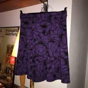 Lila Y2k emo kjol - Köpte denna i hopp om att kunna sy om den då den är för stor, men blev aldrig av😿 så galet fin!!! Står strlk S men kan va snarare S/M 