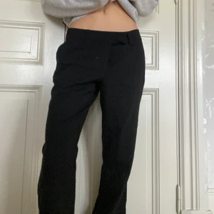 Lågmidjade kostymbyxor  - Snygga svarta kostymbyxor som sitter lågmidjat på mig som är ungefär en 32/34, säljer för att de är lite för stora! Jag är 167 cm och de är lite långa men det funkar! Köpta på sellpy! 