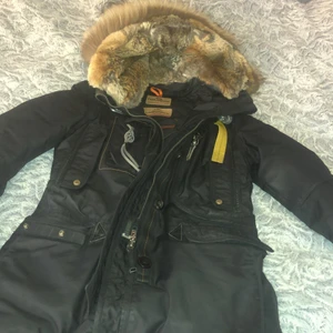 Parajumper  - 1500kr  billig då jag bytt klädsmak har bara tröttnat på den helt enkelt därför så billig xxs men sitter som en s då jag har s annars  