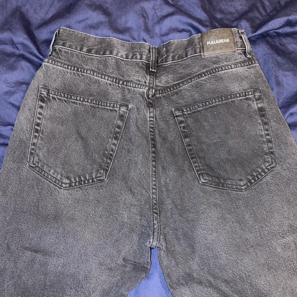 Svarta sköna jeans från Pull and Bear. Säljer på grund av att de aldrig använts. Är i storlek 40 men sitter lite tajt så skulle passa 38 även.. Jeans & Byxor.