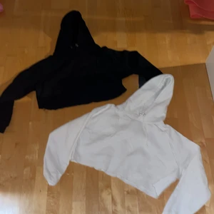 Två kroppade hoodies - En vit & en svart för endast 199kr. Köp en hoodie för 139kr. Svarta är S, vita är L men som ni ser passar den mig bra som är S. Riktigt bra skick ⚡️