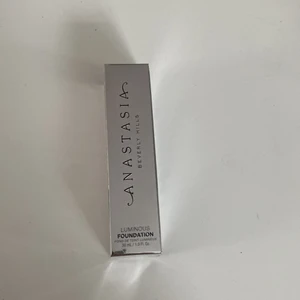 Anastasias foundation  - Oanvänd, fick en för mörk färg, färgen är 332c, frakten igår inte!