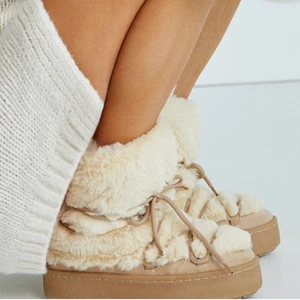 Fluffiga vinterskor från H&M - Superfina fluffiga vinterskor från H&M. Slutsålda i alla storlekar. Dom är helt nya med lappar kvar, endast prövade och tyvärr för stora för mig som brukar ha 37/38. Färgen stämmer överens med bilderna från hemsidan, dåligt ljus på min bild. Kan mötas upp i Stockholm eller frakta med PostNord för 99kr (väger över 1 kg).  