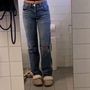 Zara jeans mid waist med ett hål på ena knät, aldrig använda då dem är försmå för mig❤️🔥