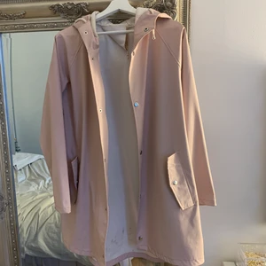 Regnkappa  - Jättefin rosa regnkappa, köparen står för frakt💕