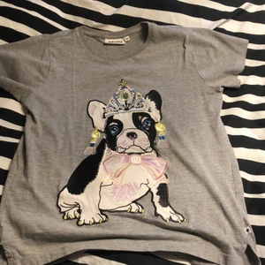 Molo T-shirt - Säljer denna pga för liten.