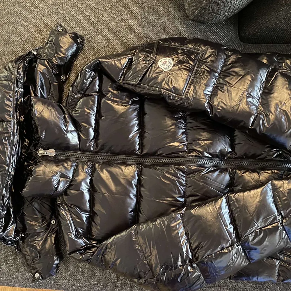 En väldigt snygg moncler maya jacka i ett mycket fin kvalité, jackan är väldigt populär o där med sälja den för 12 000 i ny pris, jag säljer den för ett generöst pris och tar inga bud under 5000. Jackans storlek är size 2. Jackan har används väldigt lite, och där med har top kvalité. Skriv för mer bilder , skriv bara om du är seriös💕. Jackor.