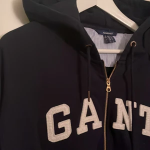 Gant huvtröja - Snygg huvtröja i mörkblå