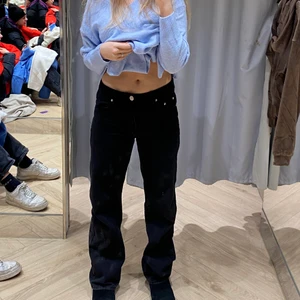 Raka mid/lowwaist jeans - Skitsnygga ganska långa raka jeans. Älskar dom men jag känner mig inte särskilt bekväm i lågmidjat slutsålda så vitt jag vet. De är i mycket bra skick och det märks knappt att de är använda. De är perfekta i längd på mig (se bilder) och jag är 169! Buda privat❤️