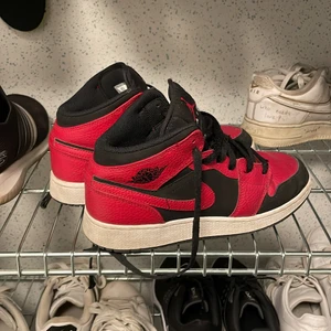 Jordans 1 mid - Säljer mina fina men välanvända jordans, därav priset. Jag betalar frakt. Skosnörena är slitna men går att byta ut enkelt! Hör av dig för fler frågor❣️