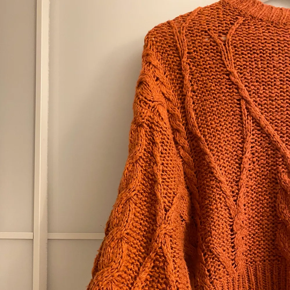Superfin stickad tröja i färgen roströd. Köptes på Lindex för 249kr men säljer den nu för 50kr. Säljer den pga att den tyvärr har blivit för liten för mig☹️<3. Stickat.