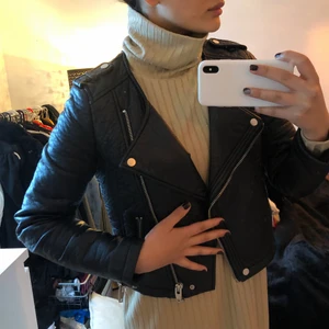 HM skinnjacka storlek S - Väldigt bra skick, aldrig använd typ.. köpt för flera årsen. Storlek S men skulle även passa XS