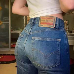 Vintage diesel jeans  - Sjukt snygga diesel jeans köpta second hand som inte kommer till användning:/ sitter precis under naveln och går ner till fötttrna på mig som är 167❤️