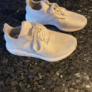 Adidas skor - Knappt använda skor från adidas. Fick i julklapp och säljer pga fel storlek. 