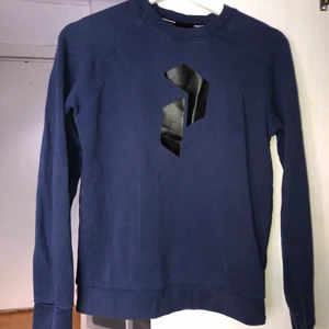 Mörkblå peak performance tröja - Fick den för några månader sen och använts ett par gånger bara, men nu har jag redan blivit less på den. Den är väldigt fräsch, en enkel tröja man bara kan ha till vardags.