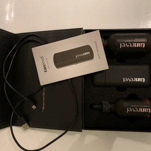 Tan revel  - Säljer mitt brun utan sol kit från tanrevel. Sparsamt använd då jag inte gillar brun utan sol produkter, därmed i fint skick. Skickar med själva maskinen, laddaren samt två st färger. Den ena är deras vanliga, och den andra den mörkare färgen ”luxury dark”. Båda flaskorna är halvfulla, ca 50% kvar. Skriv vid frågor❤️