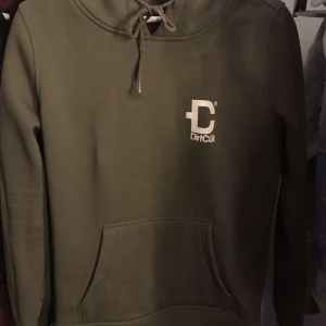 Dirtcult hoodie - Dirtcult hoodie fint skick förutom hål i luvan som inte läggs märke till förutom om du ha luvan på dig 😀 storleken är skit liten i storleken, är storlek L men sitter som s/m