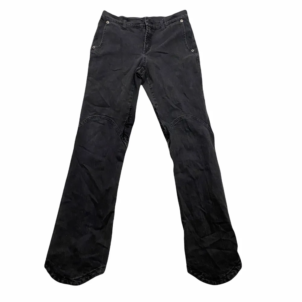 Jeans från CNC, nypris 1200kr på depop, säljes för 550 inklusive frakt! Strl 42 men mindre i storleken och mer av en 38/liten 40?. Jeans & Byxor.
