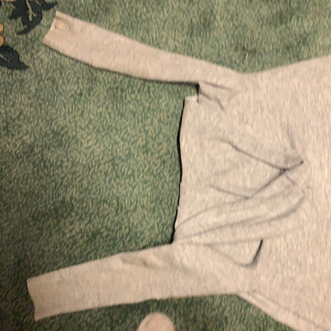 Grå lång kofta med luva.  - 91