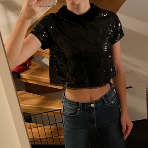 Fest topp - En fin topp som igentligen var en klänning men jag har klippt till en lite mer croppad topp😊 den är från zara och i bra skick, kolla min bio för mer information💕
