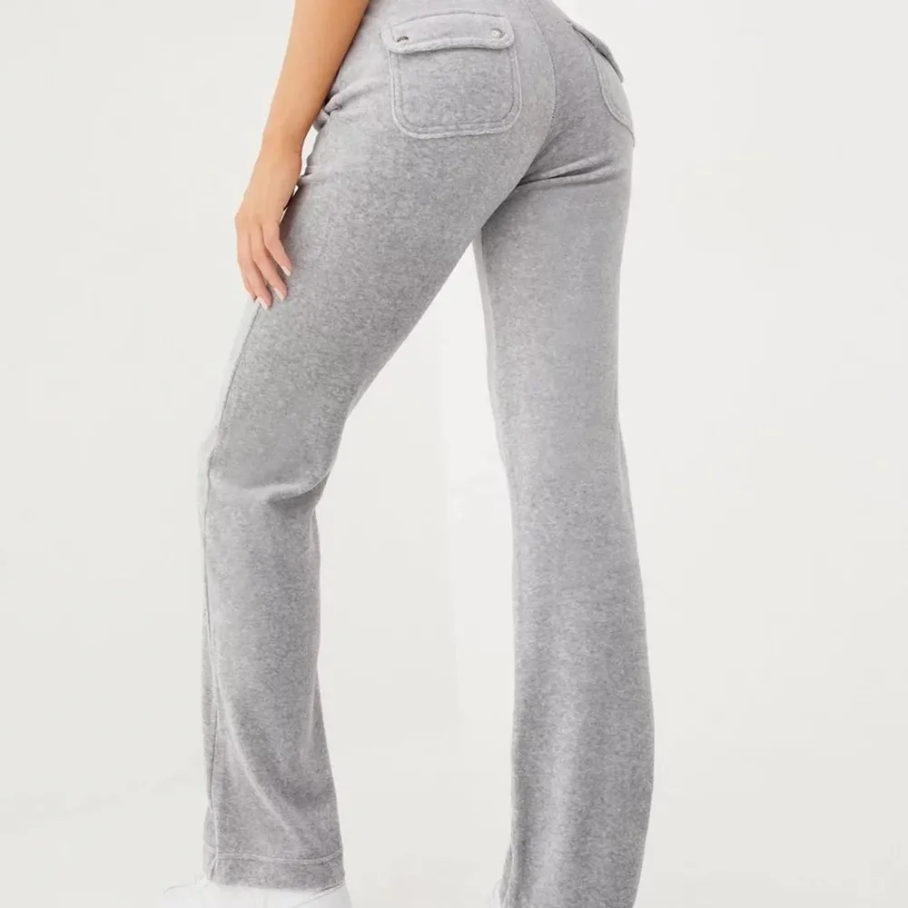 Säljer mina ljus grå juicy couture byxor i storlek XS. Slutsålda överallt! Dom är dock använda mycket, men dom har inga skador. (Dom är 1 år gamla). Jeans & Byxor.